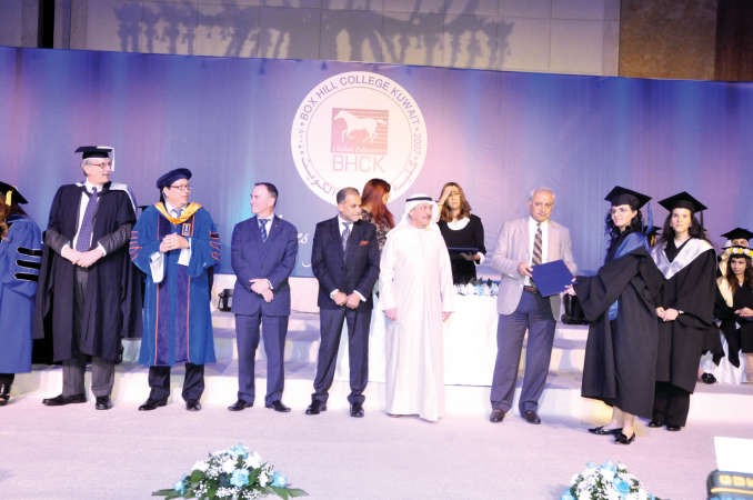 د بدر العيسى مكرما احدى الخريجات﻿