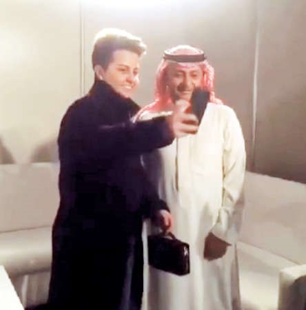 شمة مع عبدالمجيد عبدالله في كواليس حفله بدبي