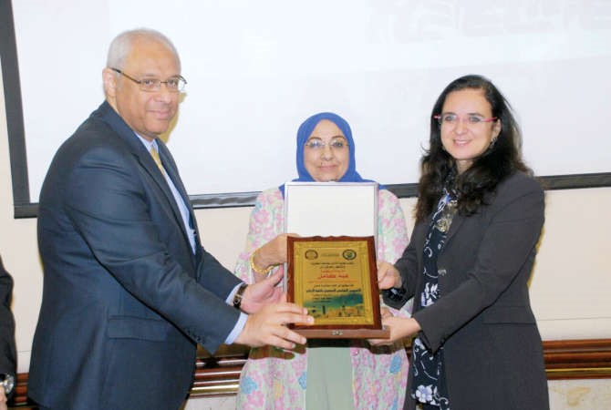 السفير المصري بالكويت وحرمه دهبة بركات خلال تسلم درع تكريمية عقب المحاضرة