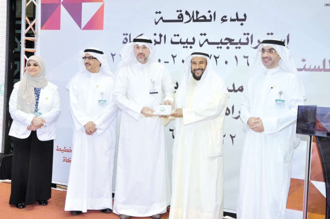 د ابراهيم الصالح مكرما احد موظفي بيت الزكاة خلال الحفل	 احمد علي ﻿