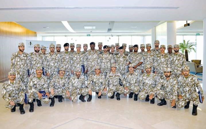 الامين العام المساعد لشؤون حرس مجلس الامة اللواء خالد الوقيت متوسطا افراد حرس مجلس الامة ويبدو الرائد بدر المطوع﻿