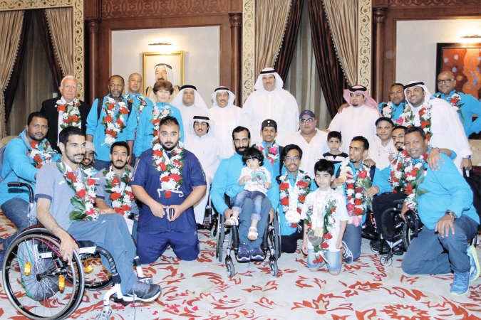 الشيخ سلمان الحمود يتوسط وفد العاب القوى﻿