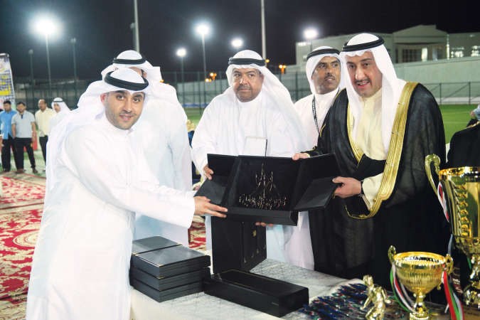 محافظ الفروانية يقدم درعا لاحد المشاركين 