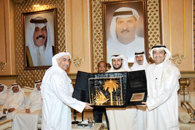 الشحومي يقدم درعا تذكارية للمرعب جاسم يعقوب