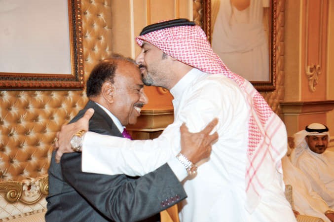 الكندري مقبلا جبين الحربان