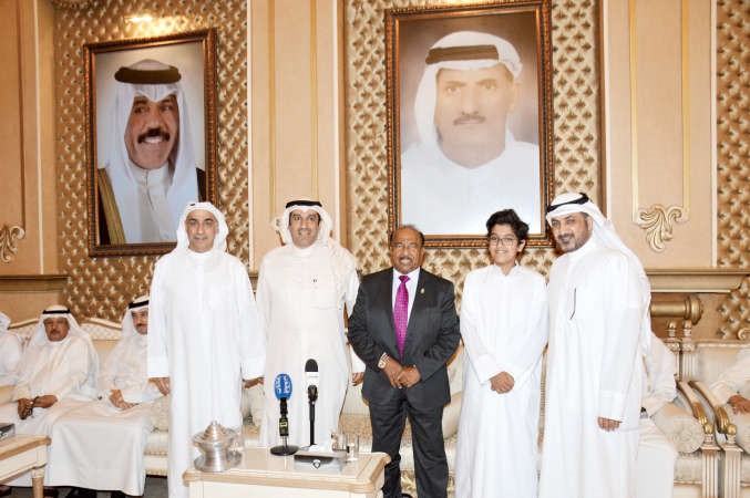 الرئيس الفخري لنادي القرين احمد الشحومي والشريع وخليفة الشحومي مع الحربان ويعقوبانور الكندري