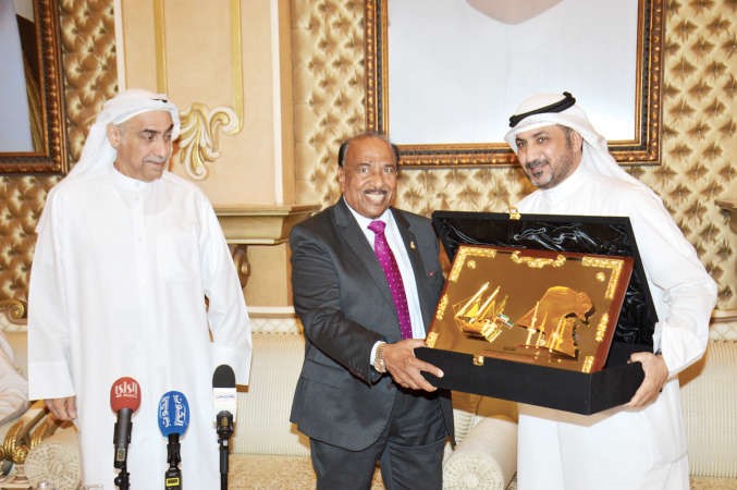 الشريع مقدما درعا تذكارية لشيخ المعلقين خالد الحربان