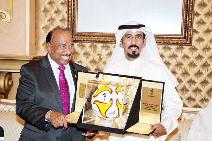 مرضي الغريب يقدم مجسما تذكاريا للحربان
