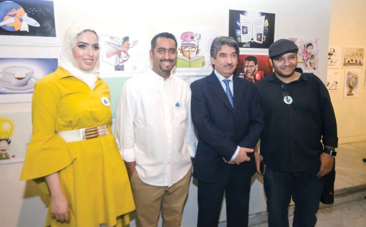 السفير سالم الزمانان متوسطا عددا من فناني الكاريكاتير الكويتيين﻿