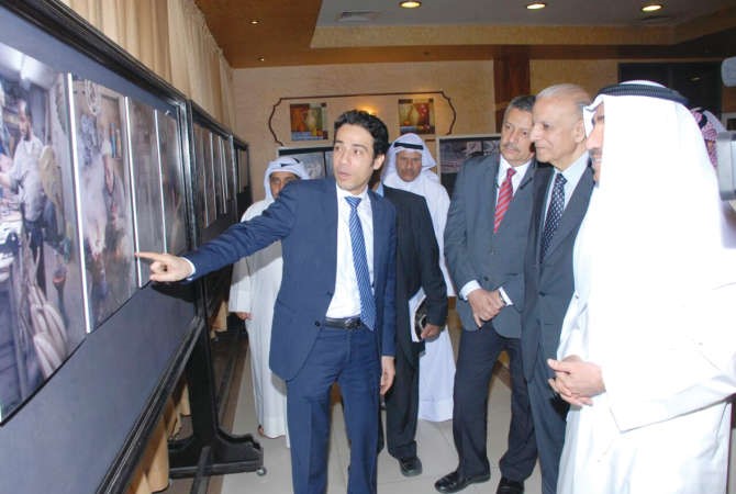 د نبيل بهجت يطلع على مجموعة من اللوحات في المعرض ﻿