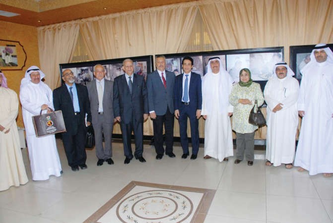 د نبيل بهجت متوسطا الحضور خلال حفل الافتتاح ﻿