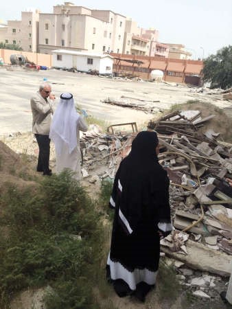 د بدر العيسى يعاين الانقاض ﻿