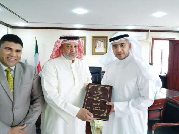 د هيثم الاثري يتسلم فكرة المشروع من ماجد السالم ﻿