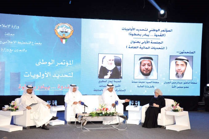 خليفة حمادة ومحمد العواش خلال الجلسةريليش كومار﻿