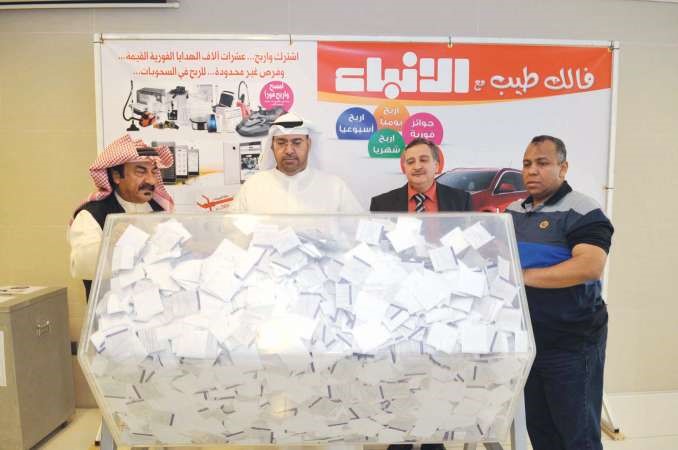 ممثل التجارة عبدالعزيز اشكناني امام صندوق السحبقاسم باشا﻿