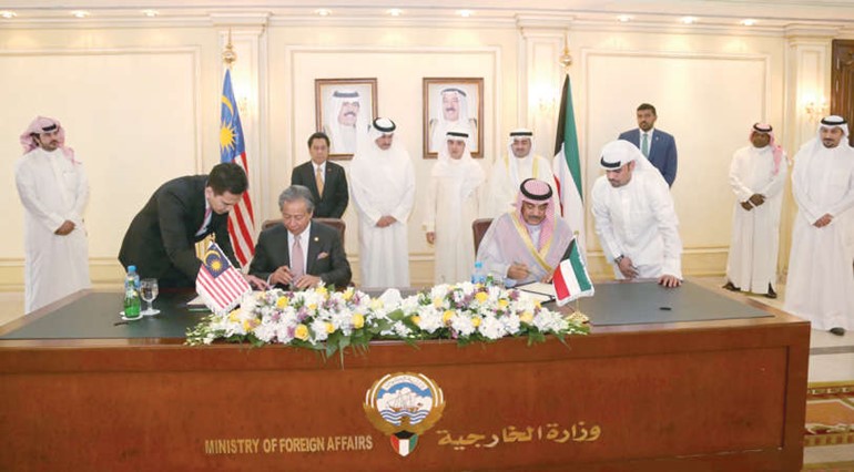 الشيخ صباح الخالد ووزير خارجية ماليزيا داتو سري انيفة امان اثناء توقيع الاتفاقية ﻿
