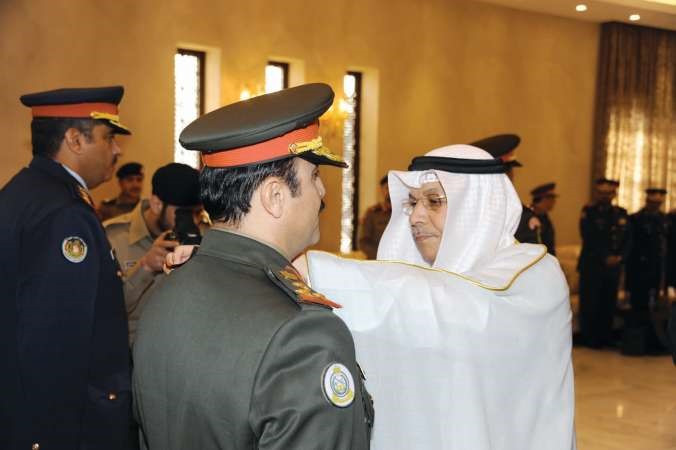 الشيخ خالد الجراح مقلدا احد الضباط رتبته ﻿