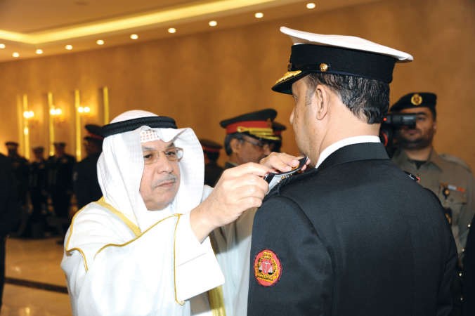 وزير الدفاع خلال تقليد احد الضباط رتبته ﻿