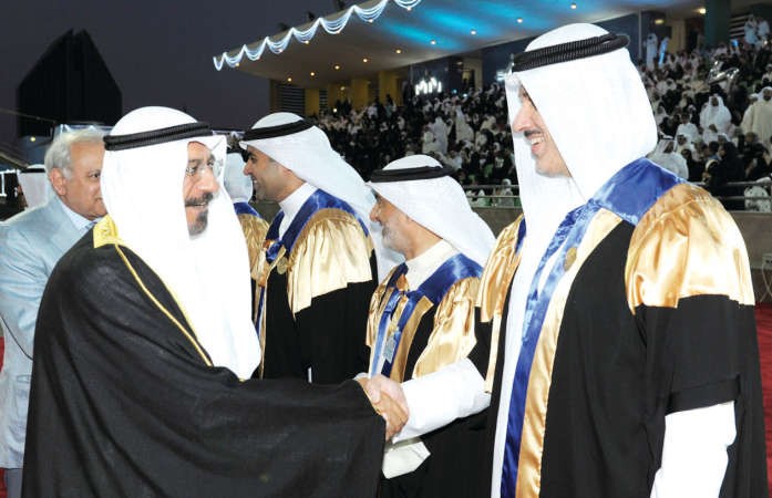 الشيخ دمحمد الصباح مصافحا بعض الحضور