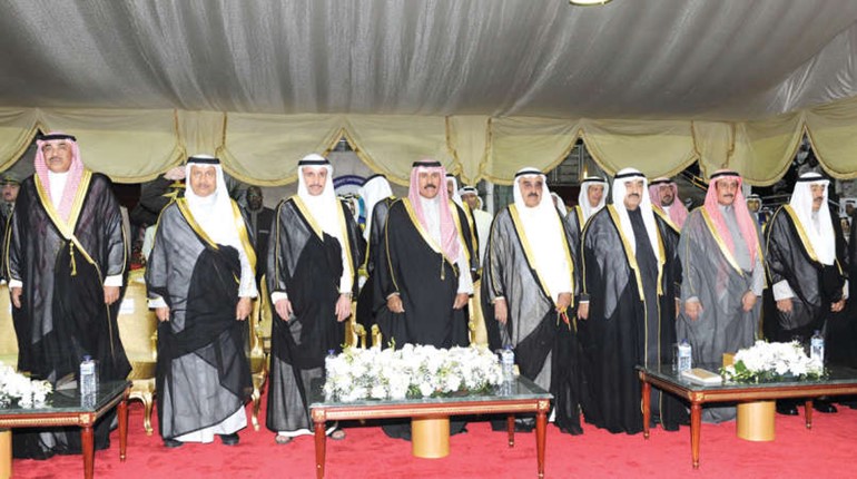 سمو ولي العهد الشيخ نواف الاحمد ومرزوق الغانم والشيخ فيصل السعود وسمو الشيخ ناصر المحمد وسمو رئيس الوزراء الشيخ جابر المبارك والشيخ د ابراهيم الدعيج والشيخ صباح الخالد وفيصل الحجي