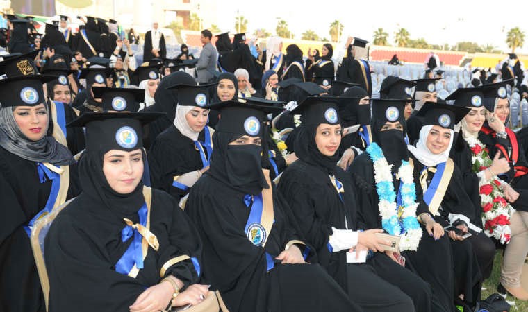 عدد من الخريجات