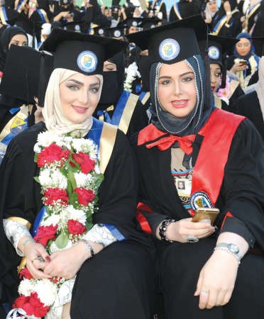 فرحة التخرج على وجوه الطالبات