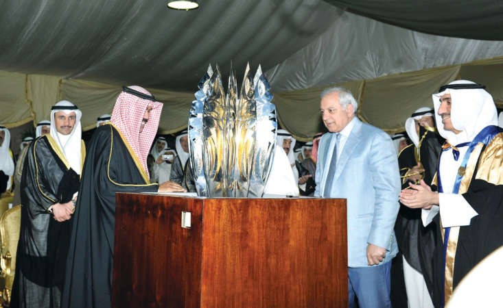 هدية تذكارية لسمو ولي العهد الشيخ نواف الاحمد يسلمها د بدر العيسى
