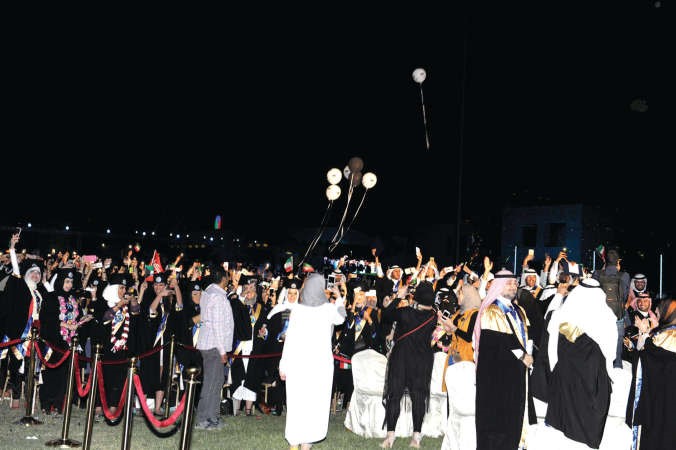 الخريجون يعبرون عن فرحة التخرج