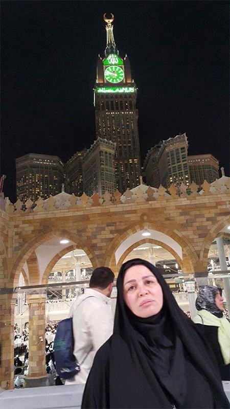 بالصور.. إلهام شاهين تؤدي مناسك العمرة