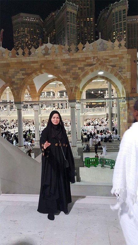 بالصور.. إلهام شاهين تؤدي مناسك العمرة
