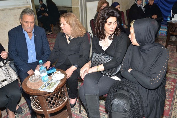 بالصور.. سمية الألفي تفاجئ جمهورها بدون مكياج وزيادة وزن كبيرة أثناء تلقيها العزاء