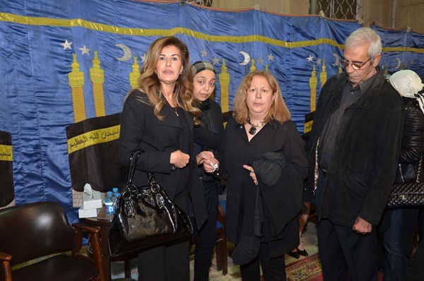 بالصور.. سمية الألفي تفاجئ جمهورها بدون مكياج وزيادة وزن كبيرة أثناء تلقيها العزاء