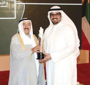 صاحب السمو مكرما احد المتميزين﻿