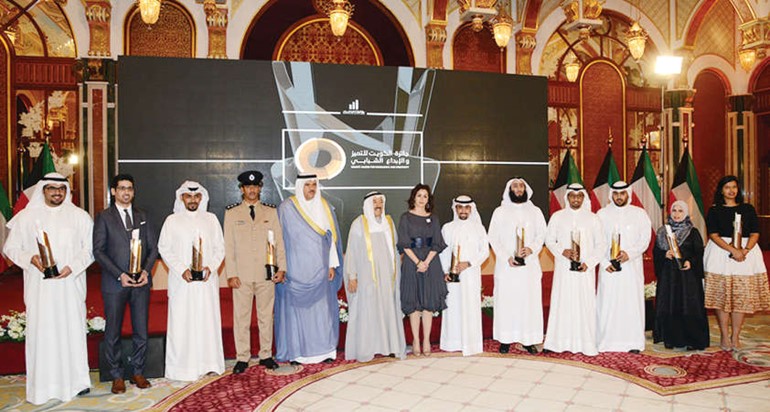 صاحب السمو الامير الشيخ صباح الاحمد والشيخ سلمان الحمود والشيخة الزين الصباح مع المكرمين في الحفل ﻿