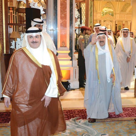 صاحب السمو الامير يحيي الحضور لدى وصوله مقر الحفل ﻿