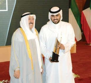 سمو الامير خلال تكريم احد المتميزين ﻿