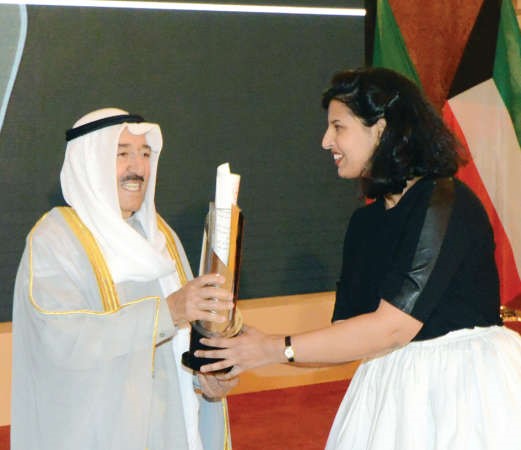 سمو الامير خلال تكريم احدى المشاركات ﻿
