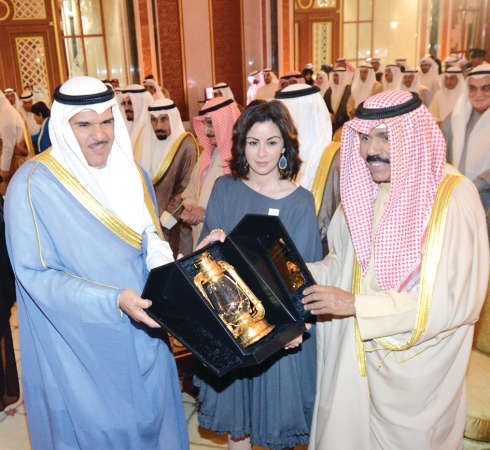 هدية تذكارية لسمو ولي العهد الشيخ نواف الاحمد ﻿