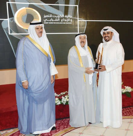 سمو الامير مكرما احد الشباب المتميزين ﻿
