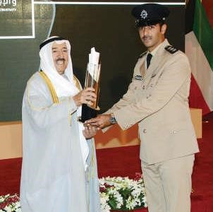  سمو الامير خلال تكريم احد المتميزين ﻿