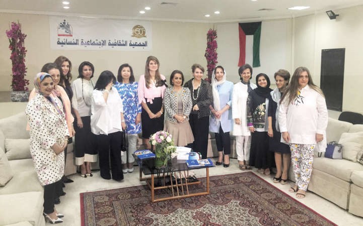 الاميرة دينا مرعد ولولوة الملا وعدد من الحضور في الجمعية الثقافية