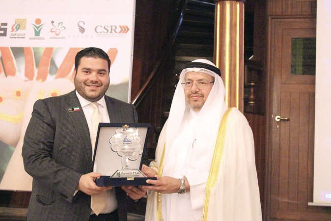 نواف ناجيا متسلما جائزة التميز في المسؤولية الاجتماعية للشركات خلال المؤتمر