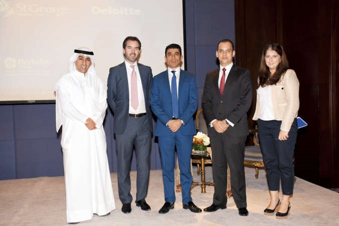 لؤي القطامي الى جانب المتحدثين في الندوة العقارية