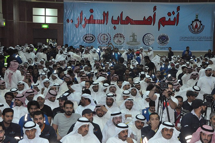 جانب من التجمع الحاشد لعمال النفط امس الاول احمد علي