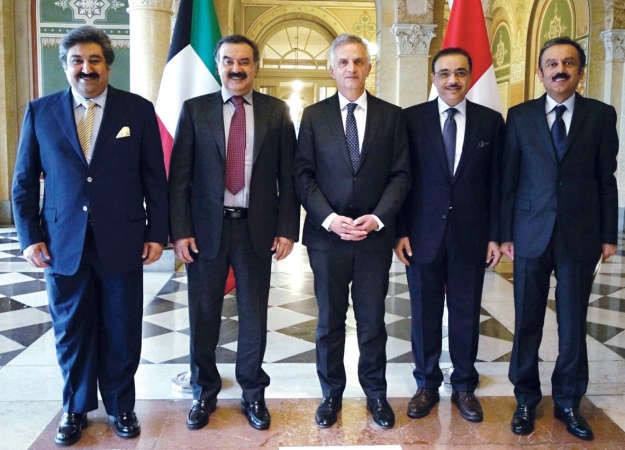 نائب وزير الخارجية خالد الجار الله ووزير الخارجية السويسري يتوسطان السفير وليد الخبيزي والسفير ايهم العمر والسفير بدر التنيب
