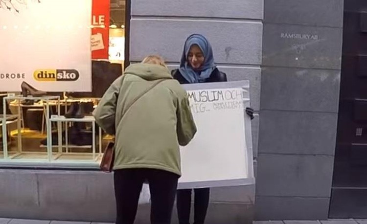 بالفيديو.. ردة فعل المارة في السويد على سعودية أمسكت لوحة كتبت فيها "أنا مسلمة"