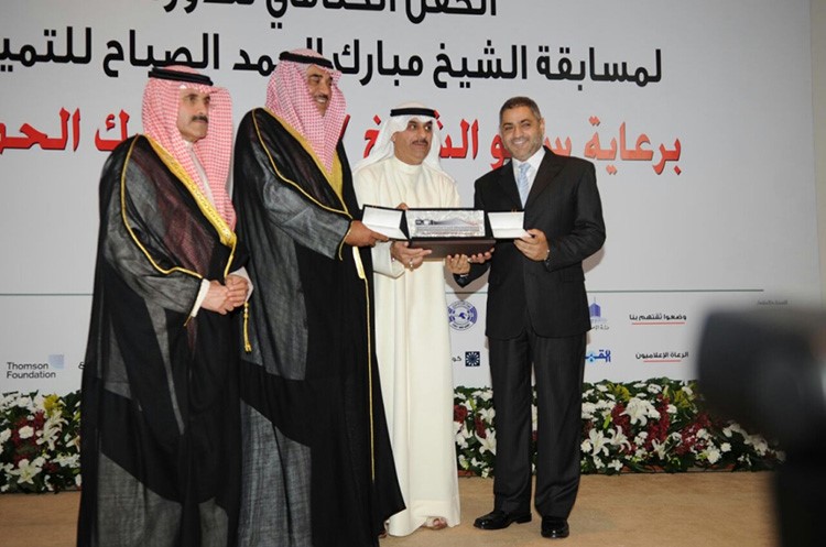 الشيخ صباح الخالد مكرما الزميل شريف حمدي