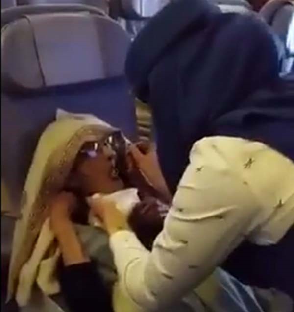بالفيديو.. مضيفة بـ "الخطوط السعودية" تطعم مسنة وتثير إعجاب مغردي "تويتر"