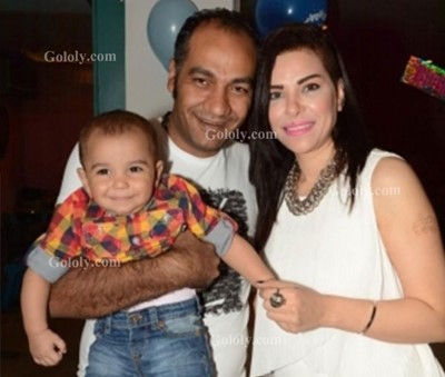 بالفيديو والصور.. زوج فنانة مصرية يعتذر لها على شاشة إعلانية ضخمة