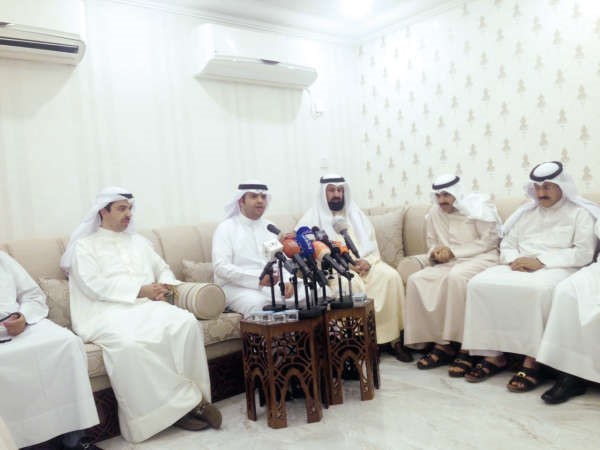 علي الراشد خلال الندوة ويبدو خالد وناصر الشليمي